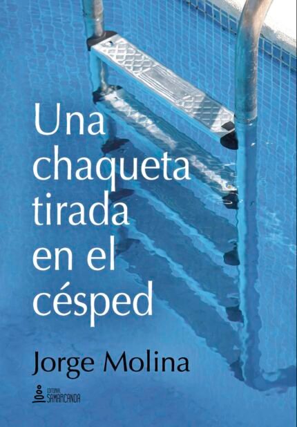 Una chaqueta tirada en el césped